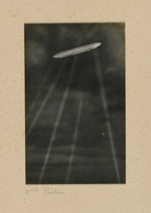 [Egy német léghajó lelövése London felett] alkotó: H. Scott Orr