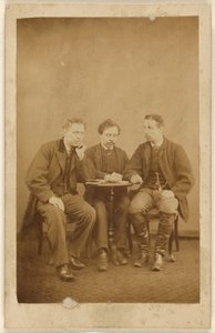 [Három ismeretlen férfi, ülve] alkotó: H. Tollerton