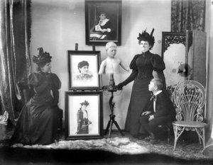 Hannah Maynard és unokája, Maynard MacDonald, ő a szobor is, 1895 körül (bw fotó)