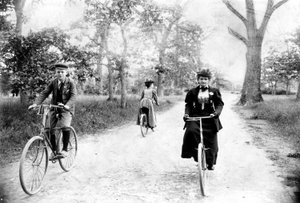 Maynard MacDonald és nagyanyja, Hannah Maynard, kerékpározik a Beacon Hill Parkban, Victoria, 1895 körül (színes fotó)