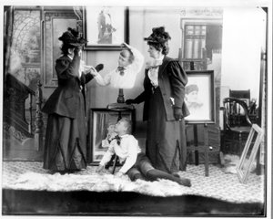 Hannah Hatherly Maynard és unokája, Maynard McDonald többszöri expozíciója, 1893 körül (bw fotó)