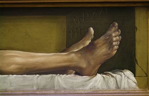 A halott Krisztus teste, a láb részlete és a mű aláírása és dátuma, 1521-es tempera hársfán alkotó: Hans Holbein der Jüngere