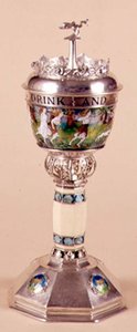 Szerető csésze és borító, alkalmazott dísz elefántcsont szárral, 1905-2009 körül (ezüst és zománc) alkotó: Harold Stabler
