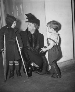 First Lady Eleanor Roosevelt látogatása a Washington DC-i Gyermekkórházban, 1939. január (f/w fotó)