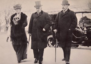 John Pierpont Morgan fiával és lányával a Money Trust Investigationben vesz részt (szépia fotó)