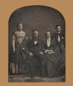 Egy azonosítatlan család csoportportréja alkotó: Harrison and Hill
