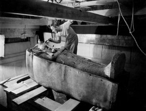 Tutanhamon fáraó sírjának felfedezése a Királyok Völgyében (Egyiptom): a sírkamrában, Howard Carter a második koporsó fedelén dolgozik, 1925. október, fotó: Harry Burton (p1568)