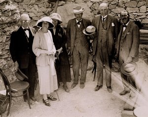 Howard Carter (1873-1939) és egy csoport európai Tutanhamon sírjának ásatásai mellett, a Királyok Völgyében (zselatin ezüst nyomat)