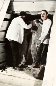 Howard Carter és egy kolléga síremléket ásott az egyiptomi Királyok Völgyében, 1922