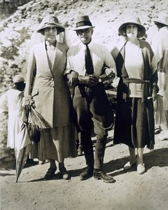 L-R: Lady Somerleyton, Watson Pasha ezredes és a Hon. Lady Alexander Tutanhamon sírjánál, a Királyok Völgyében