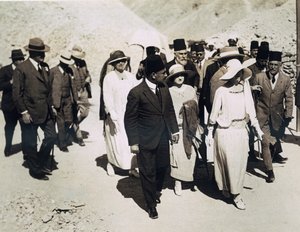 A belgák királynője (középen) Lord Allenby (szélső baloldalon) és Lady Allenby közeledik Tutanhamon sírjának, a Királyok Völgyének a bejáratához