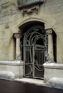 Szecessziós építészet: kilátás a Castel Beranger bejárati ajtajára, amely a rue de la Fontaine 14. szám alatt található, Párizs 16. kerületében. Tervezte: Hector Guimard (1867-1942) építész, DR