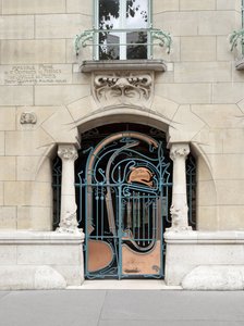 A párizsi 16. kerületben 1895 és 1898 között épült Castel Beranger bejárati ajtaja (fotó)