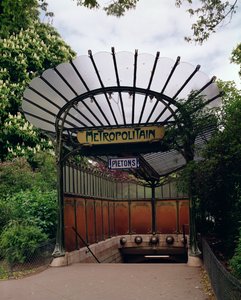 A Hector Guimard (1867-1942) által tervezett Porte Dauphine metró bejárata