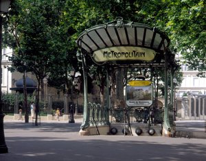 Az Abbesses metró bejáratának képe H. Guimard építésztől Párizsban