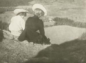 Fields in Birgitz (Hans és Mary ülve), 1908 körül (gumi bichromate print)