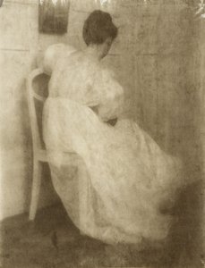 Mary Warner fehér széken, 1910 körül (gumi-bikromát platinanyomattal)