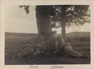 Első világháború: Ukrajna 1914-1916 között a német hadsereg inváziója idején. Két katona egy pillanatnyi pihenésben (f/w fotó)