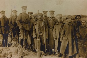 Első világháború: Ukrajna 1914-1916 között a német hadsereg inváziója idején. Katonák csoportja (f/w fotó)