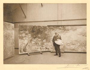 Claude Monet (1840-1926) „The Waterlilies” című festményei előtt, Givernyben található műtermében