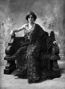 Suzanne Brohly francia szoprán Clytemnestre szerepében az "Iphigenie en Aulide" operában, Párizs, Henri Manuel fotója a "Le Theatre" című francia lapból 1908. április