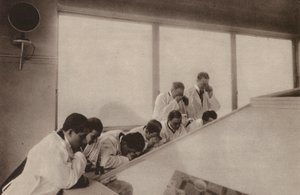 Párizs: Pendant une operation, dans un hopital moderne; Műtét felülről nézve egy kórházban (fekete-fehér fotó).