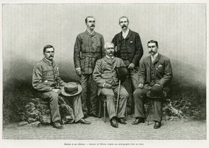 Henry Morton Stanley (John Rowlands 1841-1904) portréja balról veszi körül tisztjeit: Dr. Thomas Heazle Parke-t (1857-93), Robert H. Nelsont, William G. Stairst és Arthur J. M. Jephsont. Thiriat metszete a Dans les tenebr című történet illusztrálására alkotó: Henri Thiriat