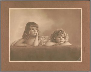 Agnes Renée és Irène Heloïse Pauw van Wieldrecht portréja, a fotós lányai Raphael Sixtus Madonnájának puttijából kölcsönzött pózban (Drezda, Galerie Alte Meister) alkotó: Henry Pauw van Wieldrecht