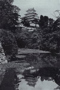 Feudális kastély, a várárokból (f/w fotó) alkotó: Herbert Ponting