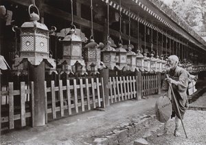 Zarándok a Kasuga templomban, Nara (f/w fotó) alkotó: Herbert Ponting