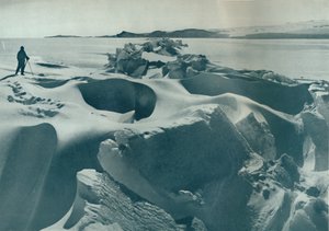 Nyomógerinc a tengeri jégben a Barne-fok felé futva, 1911, 1913 alkotó: Herbert Ponting