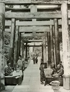 Torii sugárútja Inariban, 1910. alkotó: Herbert Ponting