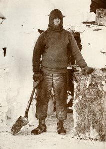 L. E. G. Oates kapitány az istállóajtó mellett, 1911. augusztus 30., 1913. alkotó: Herbert Ponting