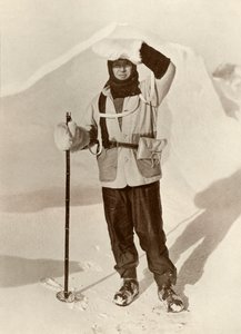 Scott kapitány a tárcát viseli, amelyben a szánkózási naplóit hordta, c1910-1911, 1913 alkotó: Herbert Ponting