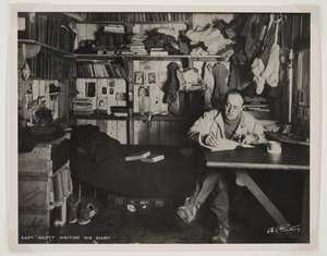 Scott kapitány naplóját írja a Terra Nova-expedíció során (1910-13) a Déli-sarkra (bromid nyomat) alkotó: Herbert Ponting