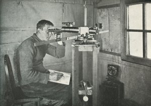 Dr. Simpson az Unifilar Magnetometernél, 1911, 1913 alkotó: Herbert Ponting