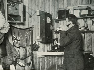 Dr. Simpson a kunyhóban a telefon másik végén A megfigyelés időzítése, c1911, 1913 alkotó: Herbert Ponting