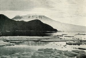 Belépés a McMurdo Soundba – Cape Bird és Mount Erebus, c19101913, 1913 alkotó: Herbert Ponting