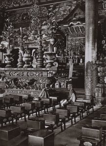 Egy buddhista templom belseje (f/w fotó) alkotó: Herbert Ponting