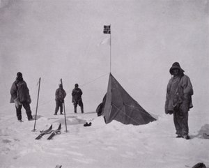 "Ez egy fekete zászló volt, a norvég zászló. Amundsen volt az első a pólusnál" (B/W fotó) alkotó: Herbert Ponting