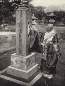 Japán az 1920-as években: Imakerék és buddhista pap (f/w fotó) alkotó: Herbert Ponting