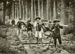Japán hölgyek a szentélyekbe mennek, Nikko, 1910. alkotó: Herbert Ponting