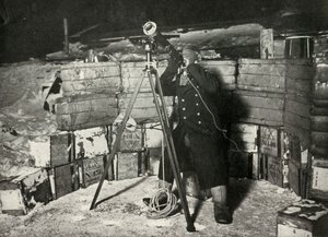 hadnagy Evans a Jupiter okkultációját figyeli, 1911. június 8., 1913 alkotó: Herbert Ponting