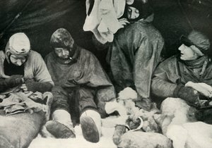 A Sarki Párt tagjai a hálózsákba kerülve, 1911, 1913. alkotó: Herbert Ponting