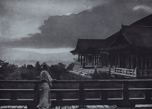 Holdfény Kiyomizu-derában (f/w fotó) alkotó: Herbert Ponting