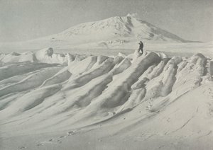 Erebus-hegy egy víz által koptatott jéghegy felett, 1911. október, 1913 alkotó: Herbert Ponting
