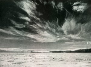 Figyelemre méltó cirrus felhők a Barne-gleccser felett, 1911. december 19., 1913 alkotó: Herbert Ponting
