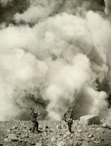 Füst és gőz felszáll az Asamas-kráterből a robbanás után, 1910. alkotó: Herbert Ponting