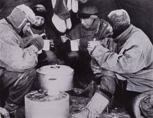 "Aznap este karácsonyi vacsorát fogyasztottak" (f/w fotó) alkotó: Herbert Ponting