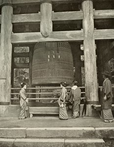 A nagy harang a Chio-In templomban, 1910. alkotó: Herbert Ponting
